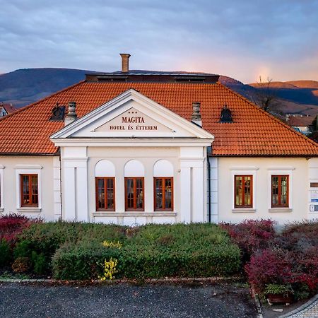 Magita Hotel Basko Buitenkant foto
