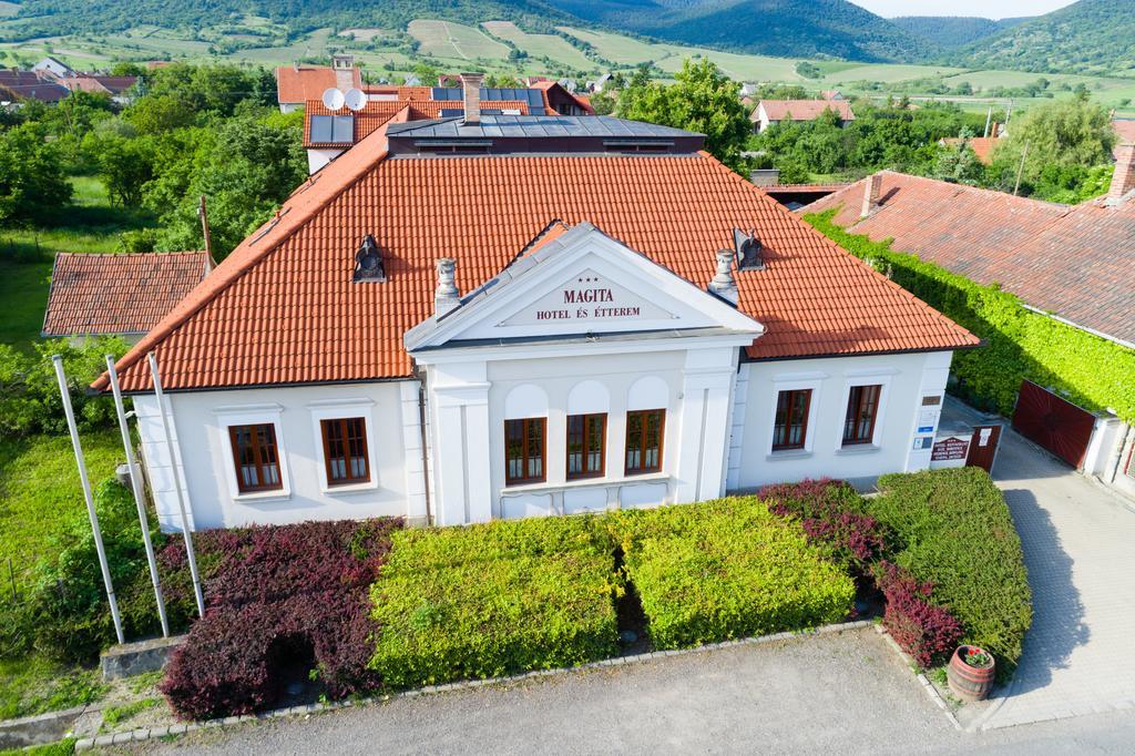 Magita Hotel Basko Buitenkant foto