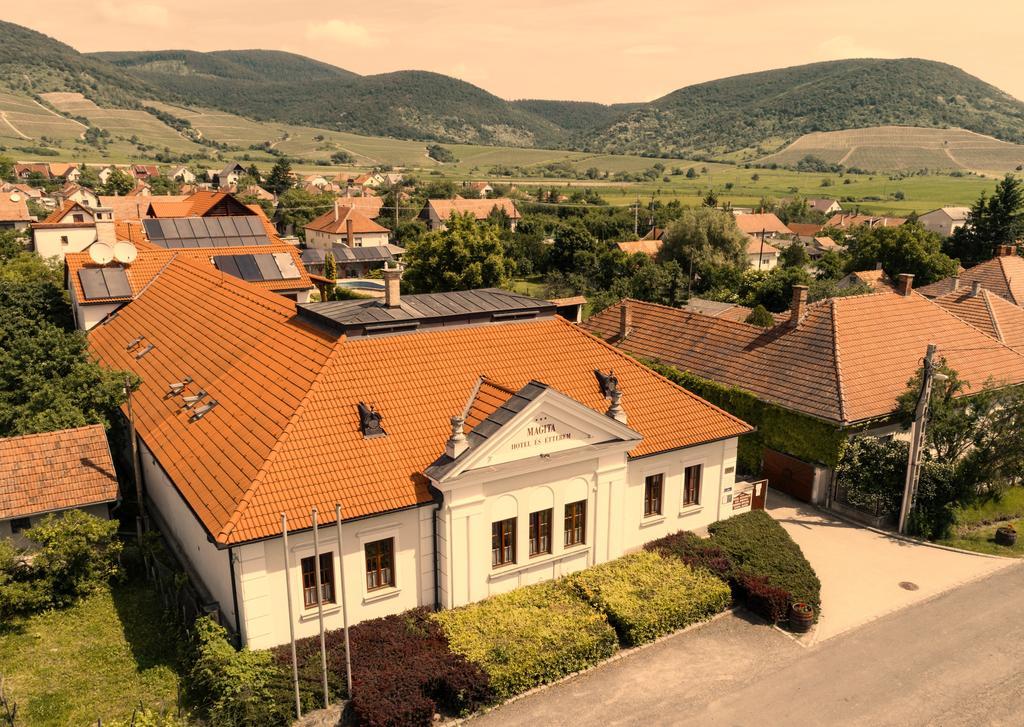 Magita Hotel Basko Buitenkant foto