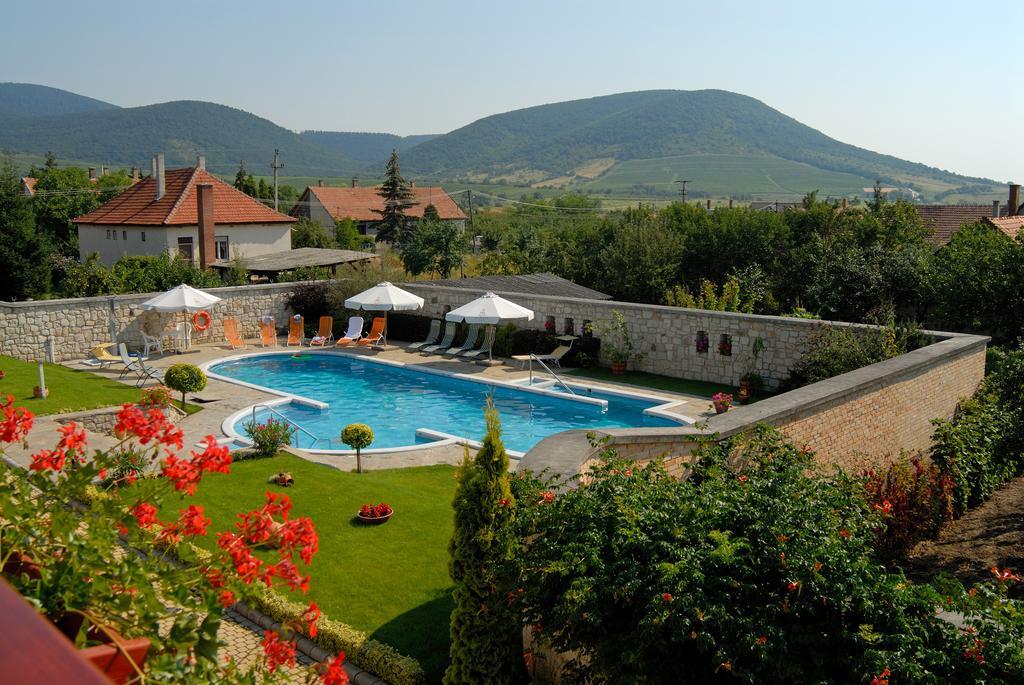Magita Hotel Basko Buitenkant foto