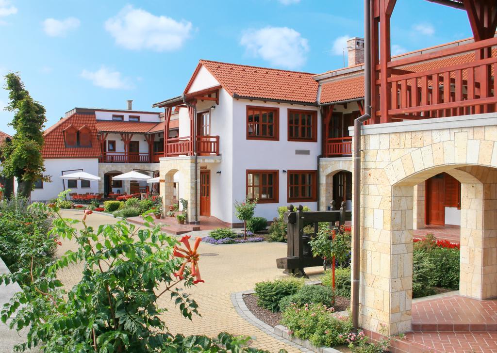 Magita Hotel Basko Buitenkant foto