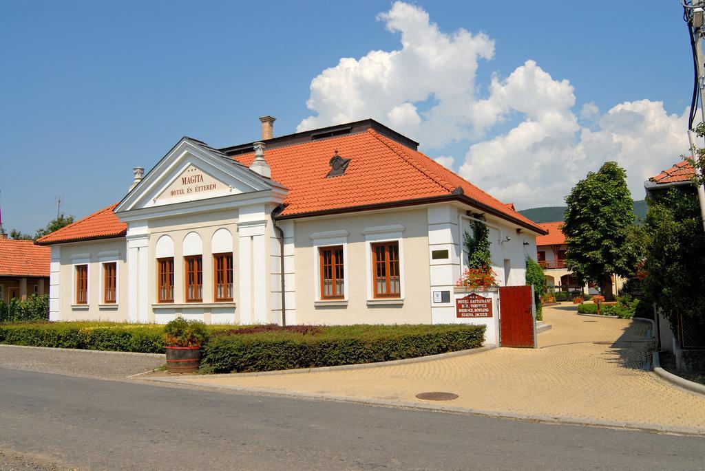 Magita Hotel Basko Buitenkant foto