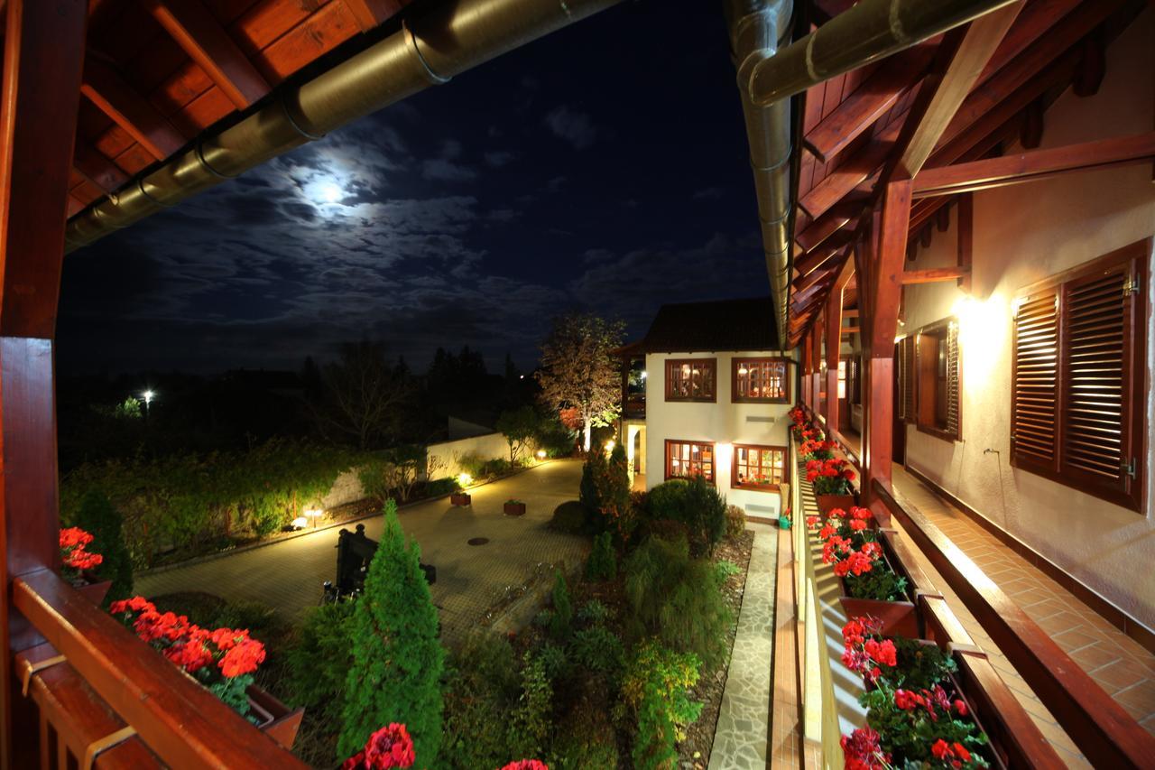 Magita Hotel Basko Buitenkant foto