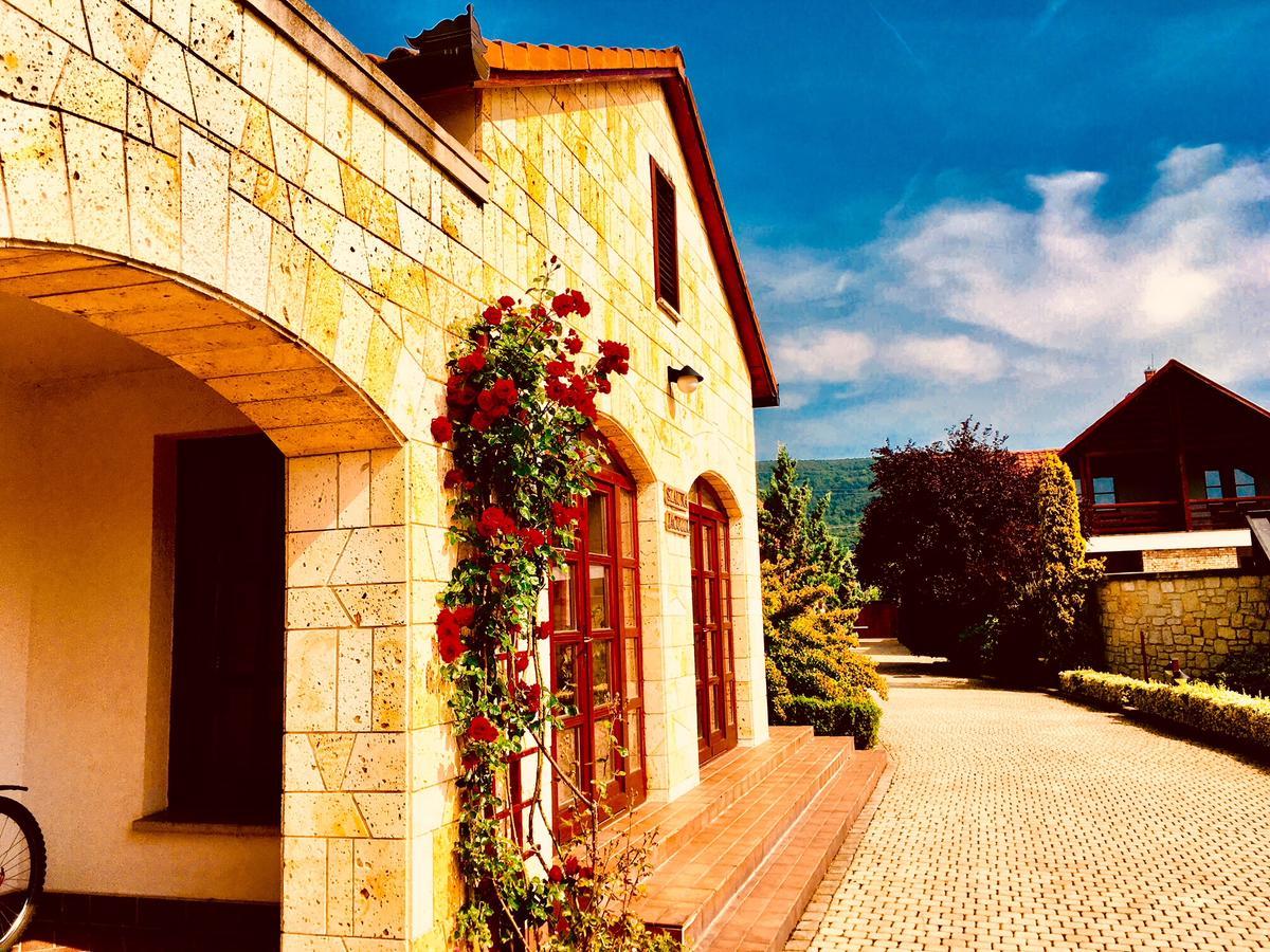 Magita Hotel Basko Buitenkant foto
