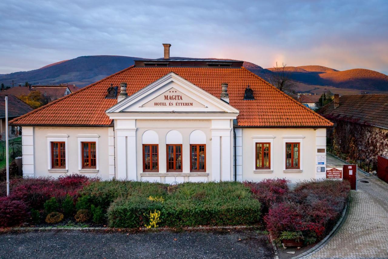 Magita Hotel Basko Buitenkant foto